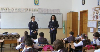 Stire din Eveniment : Polițiștii constănțeni, în vizită la o școală din Năvodari