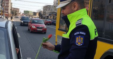 Polițiștii din Constanța au împărțit flori femeilor aflate la volan - 2