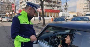 Polițiștii din Constanța au împărțit flori femeilor aflate la volan - 3