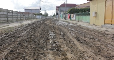 VIDEO - În cartierele Constanței. CUFUNDAȚI ÎN MOCIRLĂ. Niciodată nu au avut asfalt pe străzi! - 5