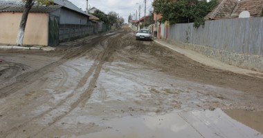VIDEO - În cartierele Constanței. CUFUNDAȚI ÎN MOCIRLĂ. Niciodată nu au avut asfalt pe străzi! - 6
