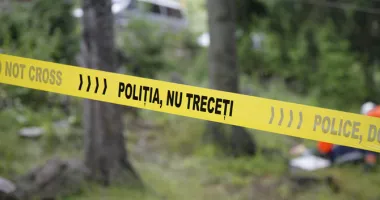 Moarte misterioasă. Bărbat găsit fără viață pe un câmp din apropierea unei ferme