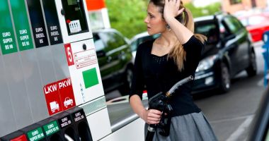Stire din Eveniment : SCADE PREȚUL CARBURANTULUI! Eliminarea supraaccizei a trecut de Parlament