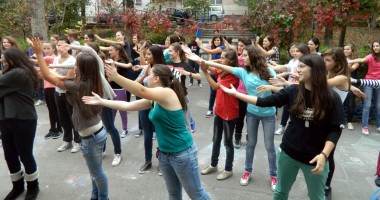 Stire din Cultură-Educație : Voluntariatul influențează viitorul elevilor