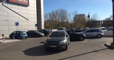 Parchez ca un bou! Cum și-a lăsat un șofer mașina în parcare la mall - 2