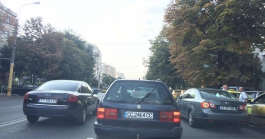 Trafic blocat pe b-dul Lăpușneanu. Accident rutier cu un taxi - 2