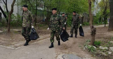 Asistații social trândăvesc în cârciumi, pușcăriașii domnesc în închisori, militarii adună gunoaiele pe 700 lei salariu de încadrare - 3