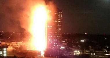 GALERIE FOTO. INCENDIU LA LONDRA / Un bloc de locuințe cu 30 de etaje cuprins de flăcări. Peste 30 de răniți - 2
