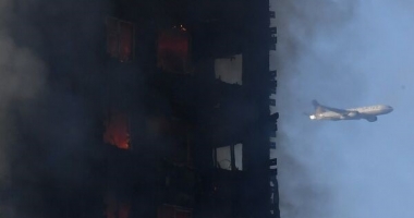 GALERIE FOTO. INCENDIU LA LONDRA / Un bloc de locuințe cu 30 de etaje cuprins de flăcări. Peste 30 de răniți - 12