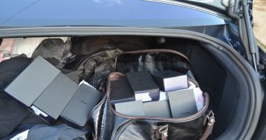 Stire din Eveniment : Șofer prins în timp ce voia să introducă în țară telefoane contrafăcute!