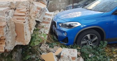 Un zid dărâmat a căzut peste mașini, în zona Spitalului de Boli Infecțioase. "Se putea ajunge la o tragedie!" - 2
