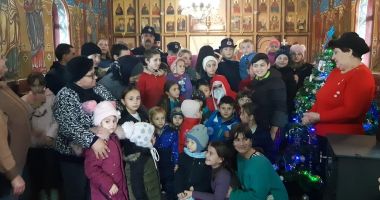 Moș Crăciun, ajutat de pompieri, a ajuns în satul Miorița - 2