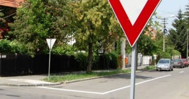 Stire din Eveniment : Nu a respectat regulile de circulație. Urmarea: coliziune în intersecție