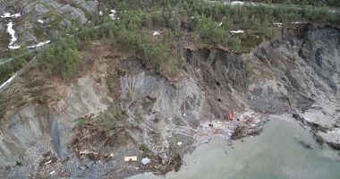 Galerie FOTO/VIDEO. Alunecare masivă de teren. Opt clădiri au fost aruncate în mare - 3