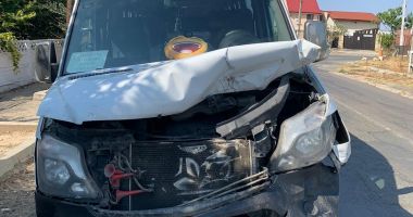 Accident rutier între un microbuz şi o maşină. Sunt două victime - 2