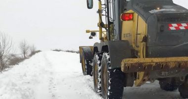 Ambulanţă cu pacient, blocată în localitatea Mihai Viteazu