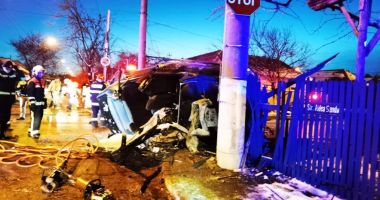 GALERIE FOTO / Maşină intrată în stâlp, în Constanţa. Sunt trei victime - 3