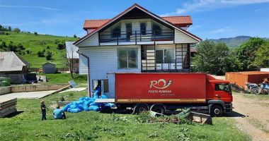 Stire din Social : Poșta Română a donat zece tone de haine către persoanele nevoiașe