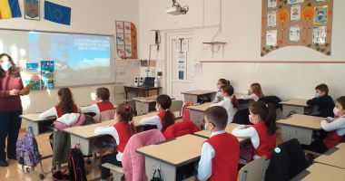 Stire din Cultură-Educație : Ministerul Educației dezaprobă obiceiul trecerii la ”programul de iarnă”