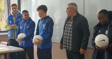 Fotbal / Fotografii şi autografe! Jucătorii Farului, printre elevii Şcolii gimnaziale nr. 8 din Constanţa - 2