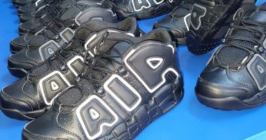 FOTO / NICI MAGAZINELE NU MAI SUNT DE ÎNCREDERE! Adidaşi contrafăcuţi, la vânzare într-un centru comercial din Constanţa - 2