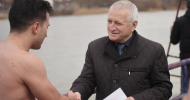 Tradiția de Bobotează continuă la Medgidia. Cine a reușit să ajungă primul la sfânta cruce aruncată în apă - 2