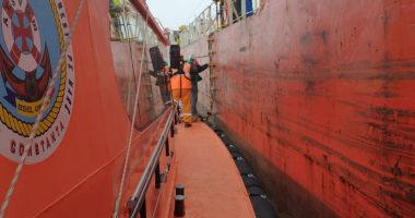 Intervenţie ARSVOM. Un navigator cu probleme medicale de pe Pallada Gas, preluat de nava SAR Apollo - 2