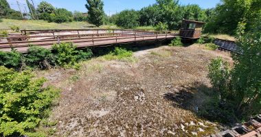 Bălării, ruginituri, clădiri abandonate. Remiza CFR Palas Constanţa, pe "valea plângerii" - 4