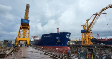 Stire din Economie : Histria Narvi, lansată la apă în Şantierul Naval Constanţa. "Este o navă lider în segmentul ei de piaţă"