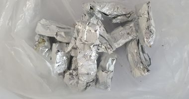 Câte pachete de droguri încap într-o borsetă. Descoperirea jandarmilor, pe strada Biruinței - 2