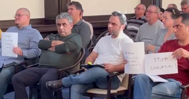 Stire din Politică-Administrație : Locuitorii din Palazu Mare, față în față cu primarul Vergil Chițac. Ce se întâmplă cu PUZ-ul?