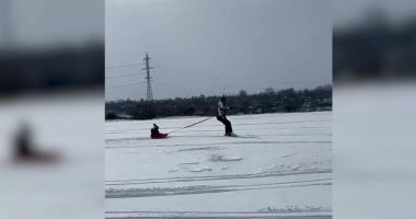 Stire din Social : Snowkiting pe câmpul acoperit cu zăpadă, la Cobadin