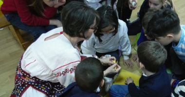 Stire din Cultură-Educație : Arta încondeierii ouălor, descoperită de copii, la Muzeul de Artă Populară