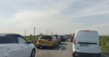 Transport agabaritic, proptit în podul de după sensul giratoriu Ovidiu - Lumina. Circulaţia e blocată în zonă! - 2