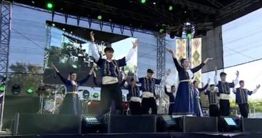 Stire din Cultură-Educație : Spectacol de culoare, energie și tradiții! Dansurile tătărești au fascinat publicul