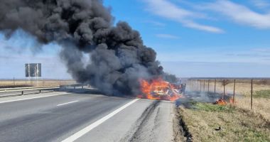 Stire din Eveniment : UPDATE Un autoturism a luat foc pe autostrada A2. Flăcările au cuprins culturile din apropiere