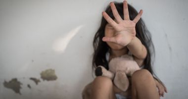 Stire din Eveniment : Coșmar pentru cinci fetițe! Bătrân de 81 de ani, acuzat de agresiuni sexuale repetate