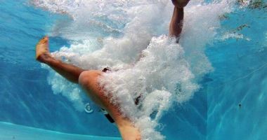 Stire din Eveniment : UPDATE Persoană găsită inconștientă într-o piscină din Moșneni. Intervine elicopterul SMURD