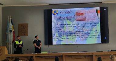 Polițiștii constănțeni le-au "predat" studenților noțiuni esențiale pentru prevenirea accidentelor rutiere - 2