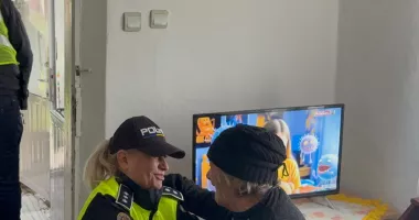 Polițiștii constănțeni au făcut daruri unor familii nevoiașe din localitatea Lipnița - 2