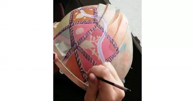 Compania IULIUS a invitat elevii Colegiului Național de Arte „Regina Maria” din Constanța să se exprime artistic pe un șevalet atipic – căști de protecție pe șantier - 2
