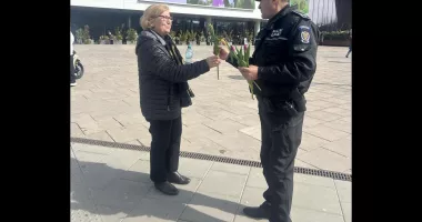 Polițiștii locali din Constanța au împărțit flori doamnelor și domnișoarelor de 8 Martie - 2
