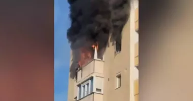 Stire din Eveniment : Incendiu într-un bloc. 25 de oameni evacuați după ce un apartament a fost cuprins de flăcări