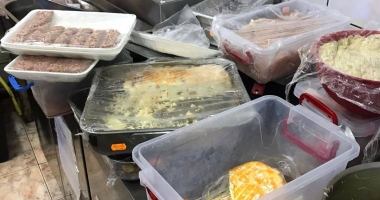 IMAGINI HALUCINANTE! BUCĂTĂRIILE TERASELOR DIN MAMAIA, FOCARE DE MIZERIE: MICI VECHI DE PATRU LUNI, SUC EXPIRAT DE UN AN, RAȚĂ CU PENE ÎN CONGELATOR - 15