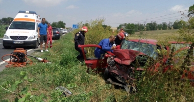 Stire din Eveniment : IMAGINI ȘOCANTE / GRAV ACCIDENT RUTIER LA SIBIOARA. O FEMEIE A MURIT, ȘOFERUL ERA BEAT MANGĂ