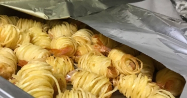 IMAGINI HALUCINANTE! BUCĂTĂRIILE TERASELOR DIN MAMAIA, FOCARE DE MIZERIE: MICI VECHI DE PATRU LUNI, SUC EXPIRAT DE UN AN, RAȚĂ CU PENE ÎN CONGELATOR - 18