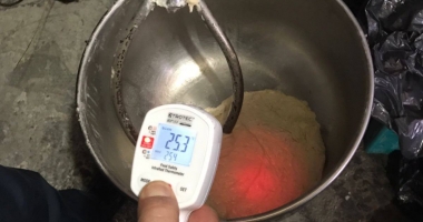 IMAGINI HALUCINANTE! BUCĂTĂRIILE TERASELOR DIN MAMAIA, FOCARE DE MIZERIE: MICI VECHI DE PATRU LUNI, SUC EXPIRAT DE UN AN, RAȚĂ CU PENE ÎN CONGELATOR - 6
