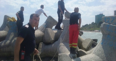 Stire din Eveniment : DOUĂ PERSOANE S-AU ÎNECAT ÎN APELE MĂRII, LA OLIMP! O victimă este prinsă între stabilopozi