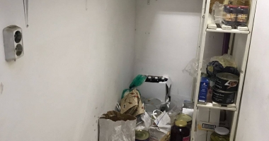 IMAGINI HALUCINANTE! BUCĂTĂRIILE TERASELOR DIN MAMAIA, FOCARE DE MIZERIE: MICI VECHI DE PATRU LUNI, SUC EXPIRAT DE UN AN, RAȚĂ CU PENE ÎN CONGELATOR - 14