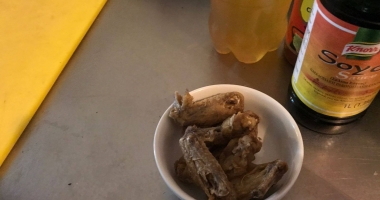 IMAGINI HALUCINANTE! BUCĂTĂRIILE TERASELOR DIN MAMAIA, FOCARE DE MIZERIE: MICI VECHI DE PATRU LUNI, SUC EXPIRAT DE UN AN, RAȚĂ CU PENE ÎN CONGELATOR - 9